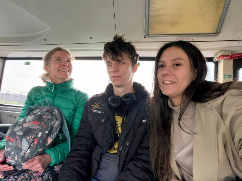 Wspólna podróż autokarem była dla maturzystów i ich opiekunów doskonałą okazją do integracji oraz dzielenia się na bieżąco wrażeniami z odwiedzanych miejsc, co stanowiło dopełnienie bogatego programu edukacyjno-duchowego ich pielgrzymki.