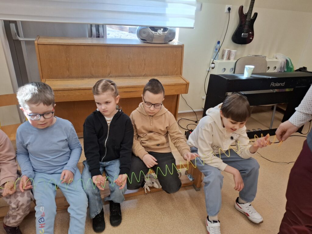 dzieci oglądają rozciągliwą sprężynę