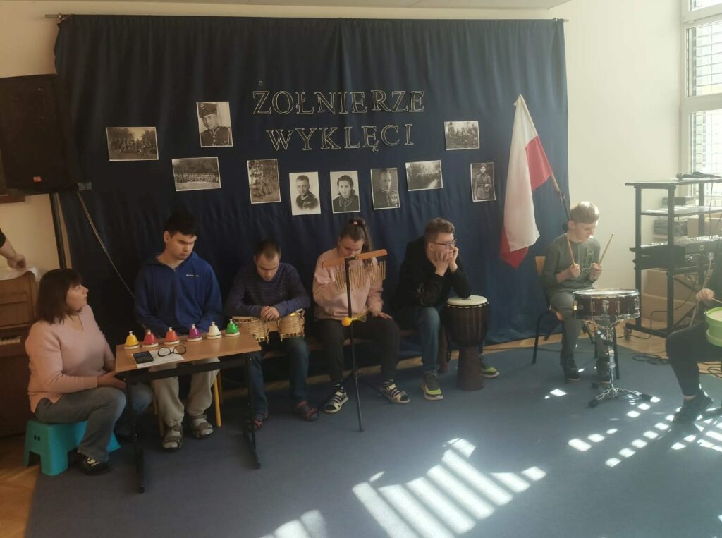 uczniowie grają na instrumentach