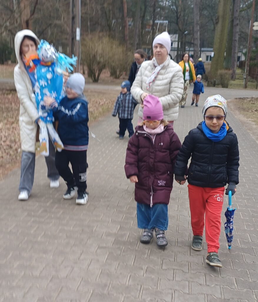 Dzieci z Paniami w drodze niosą panią zimę