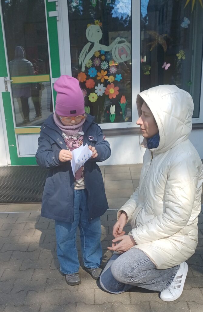 Dziewczynka otwiera list.