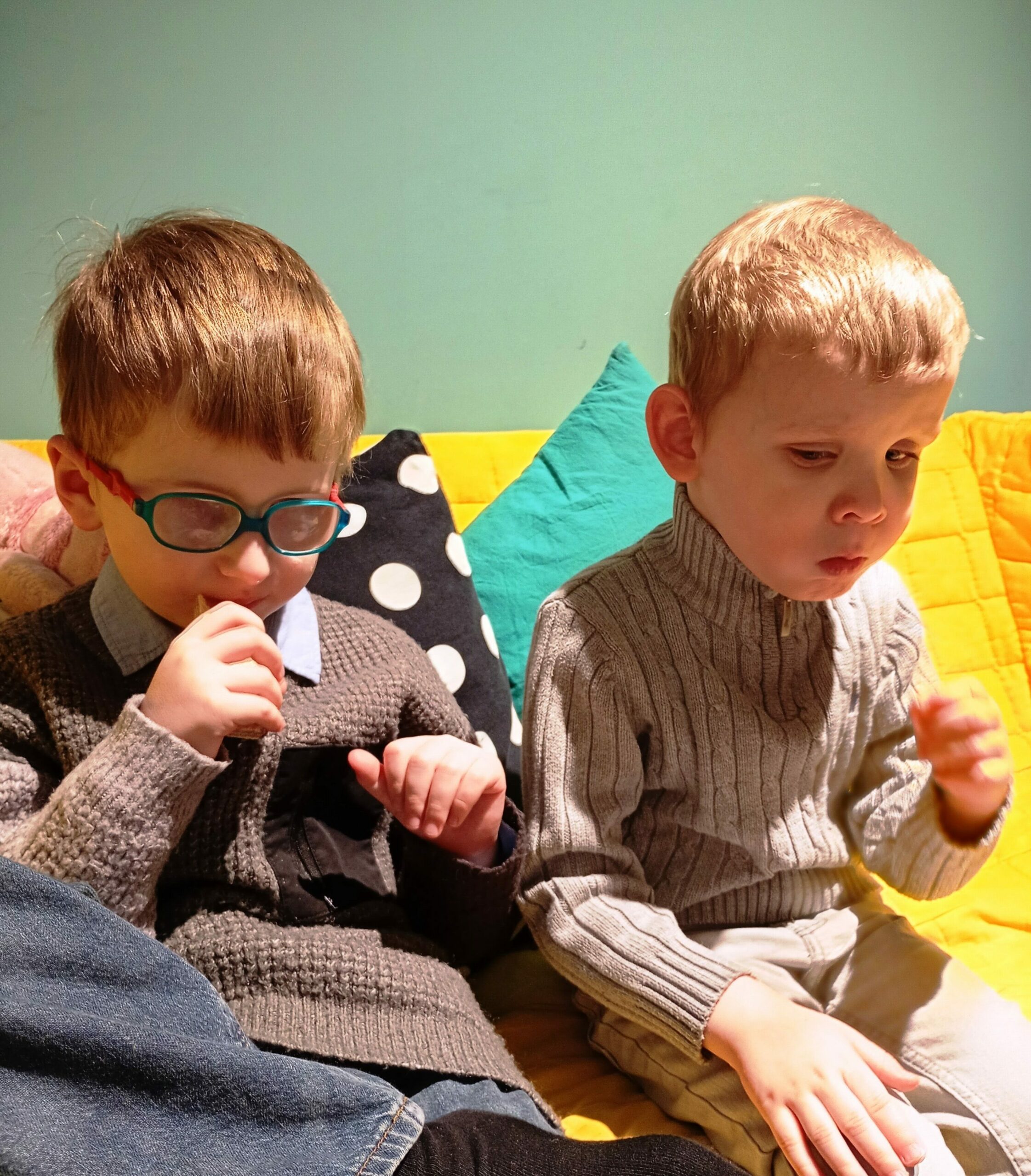 Dwaj chłopcy siedzą na kanapie.