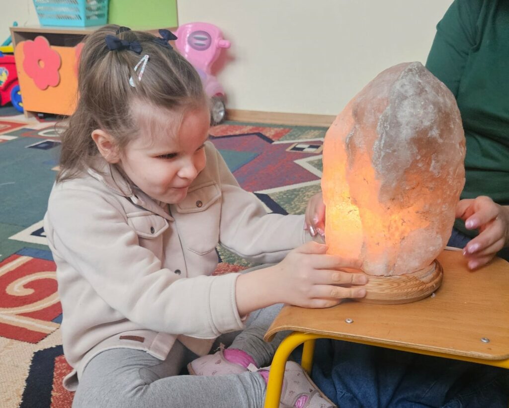 Dziewczynka ogląda lampkę solną.