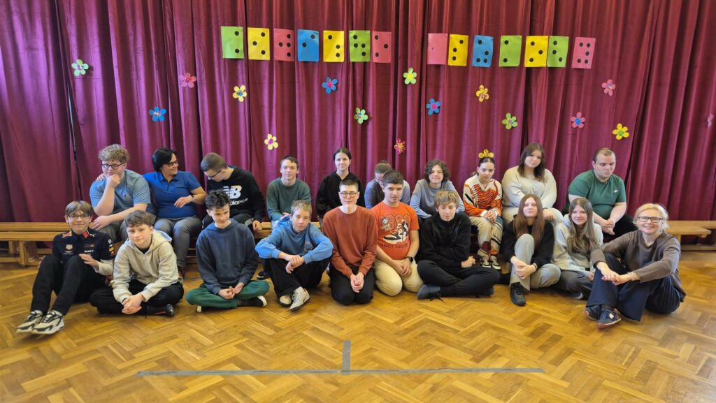 Uczniowie pozują do wspólnego zdjęcia