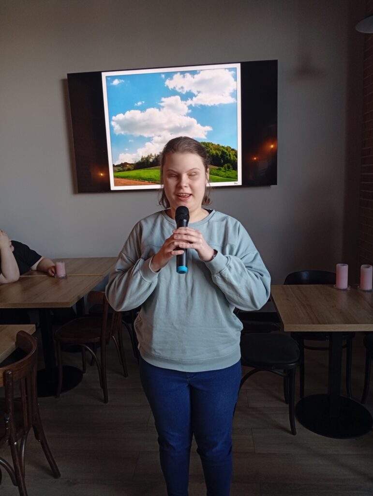 uczennica śpiewa