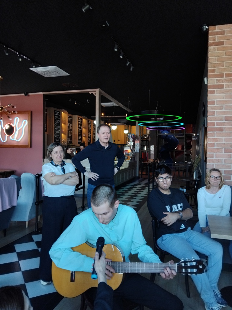 uczeń śpiewa i gra na gitarze