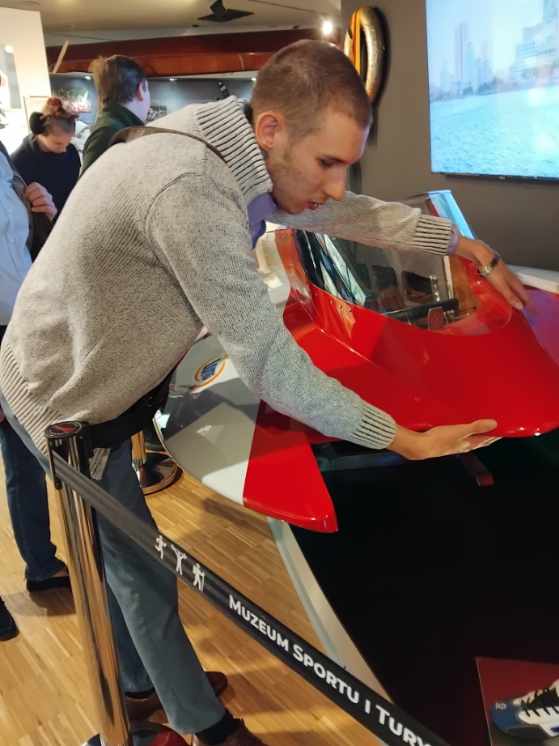 Dominik ogląda skuter