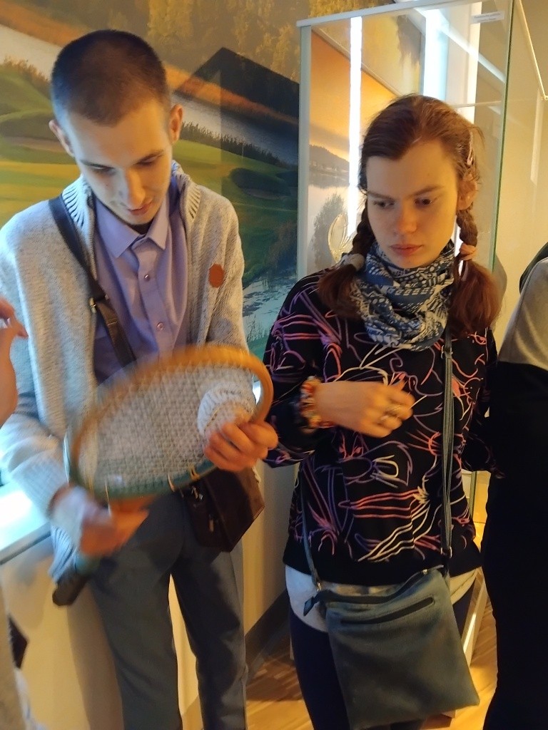 Dominik i Ania oglądają rakietkę do tenisa