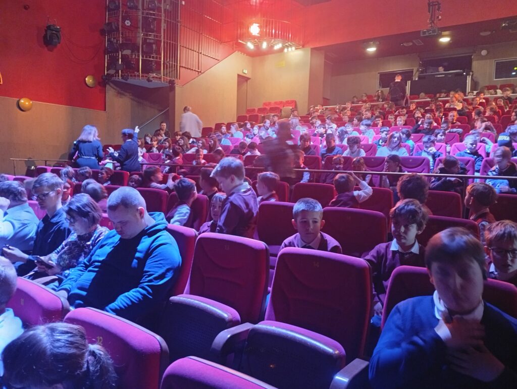 uczniowie siedzą w fotelach