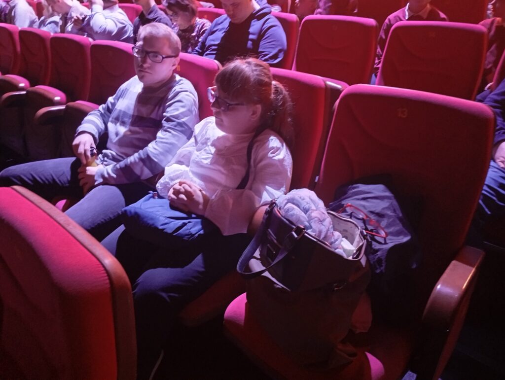 uczniowie siedzą w fotelach