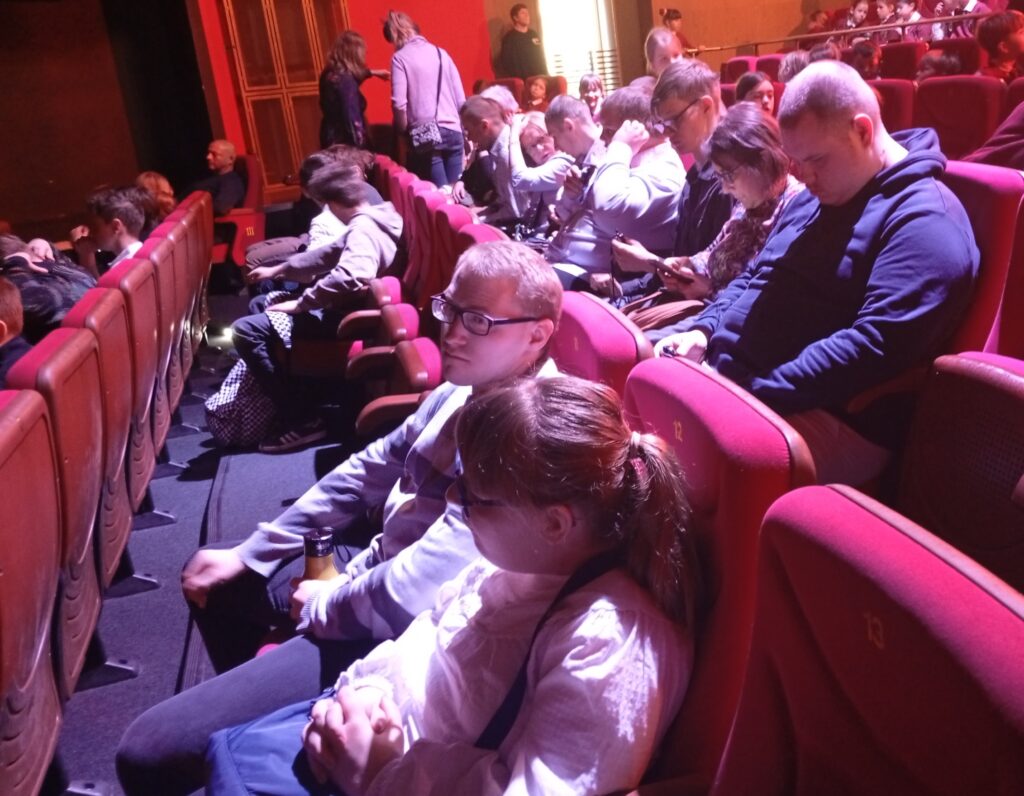 uczniowie siedzą w fotelach