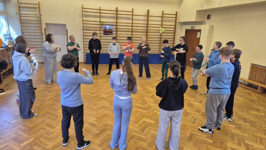 Wspólny taniec w kręgu