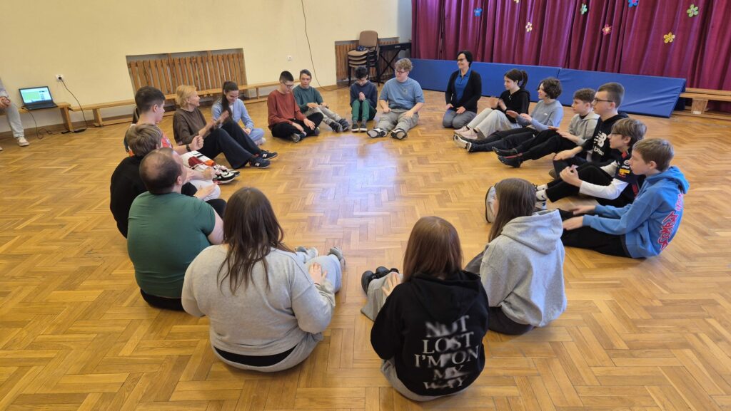 Zabawy na siedząco w kręgu