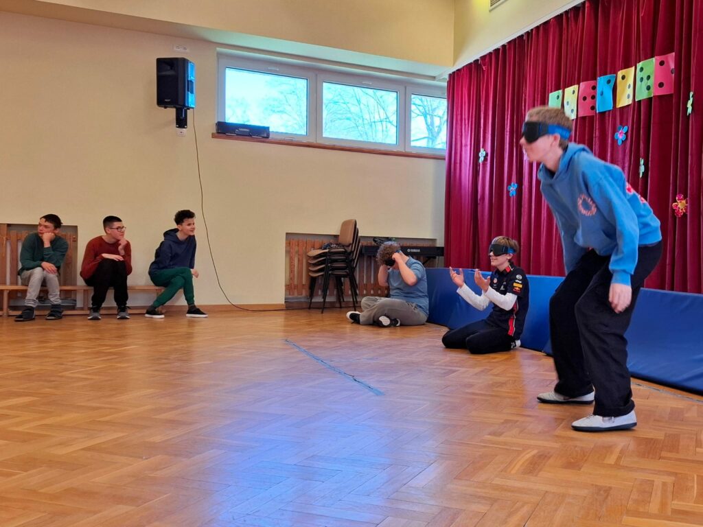 Goście w opaskach grają mecz