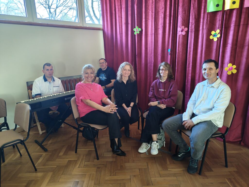 Drużyna rodziców- w tle-akompaniator przy pianinie oraz dźwiękowiec