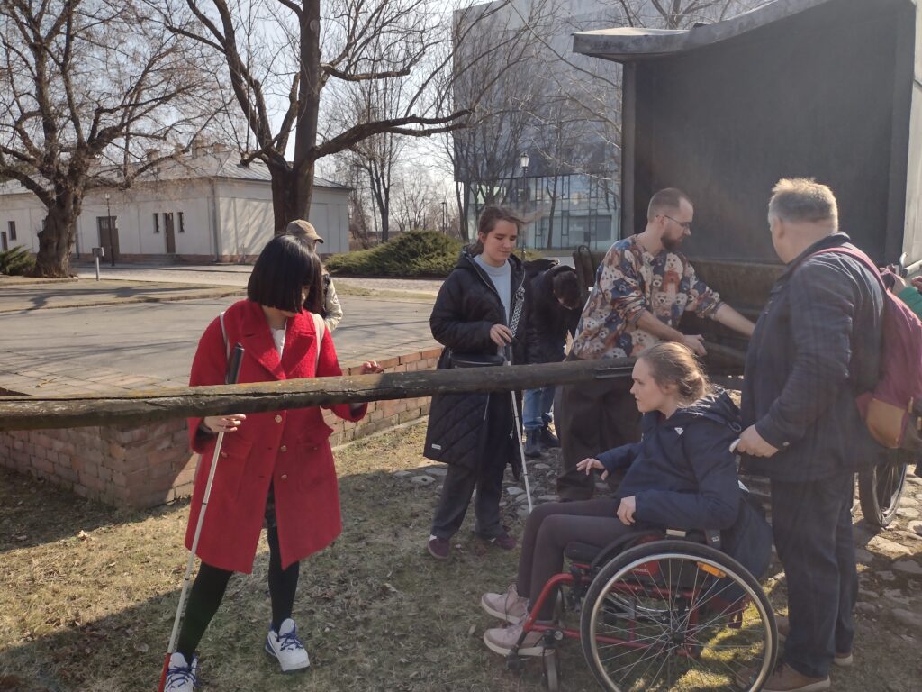 Podczas spaceru po terenie Cytadeli Warszawskiej uczniowie oglądają historyczną więźniarkę konną, co pozwala im w sposób namacalny zapoznać się z trudnymi aspektami polskiej historii w autentycznym otoczeniu.