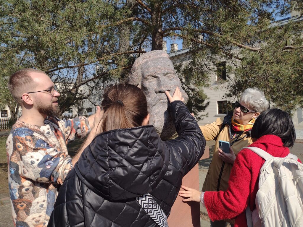 
Treść wiadomości Gemini
Podczas wizyty na terenie Cytadeli Warszawskiej uczniowie mieli okazję do bezpośredniego, sensorycznego kontaktu z historią, poznając detale plenerowych rzeźb i pomników poprzez zmysł dotyku, co stanowiło cenne uzupełnienie edukacji historycznej i artystycznej.