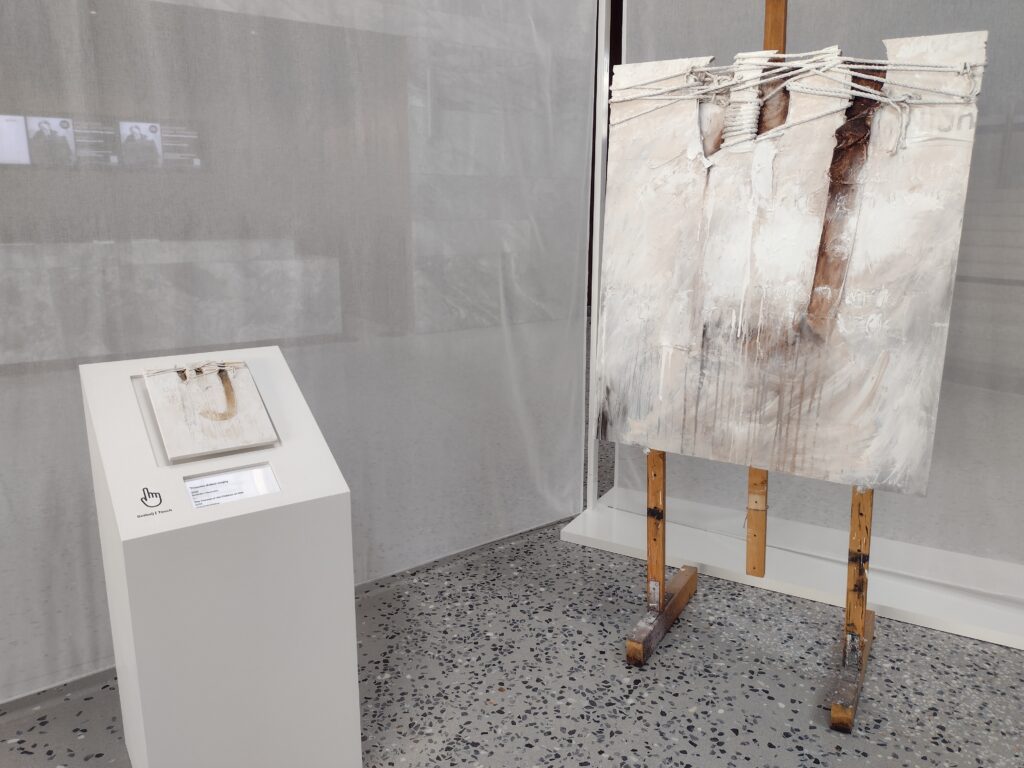 Jeden z obrazów Gero Hellmutha, charakteryzujący się surową fakturą i użyciem sznurów, zestawiony jest z tyflograficznym modelem, który umożliwia osobom niewidomym i słabowidzącym poznanie struktury dzieła poprzez dotyk.