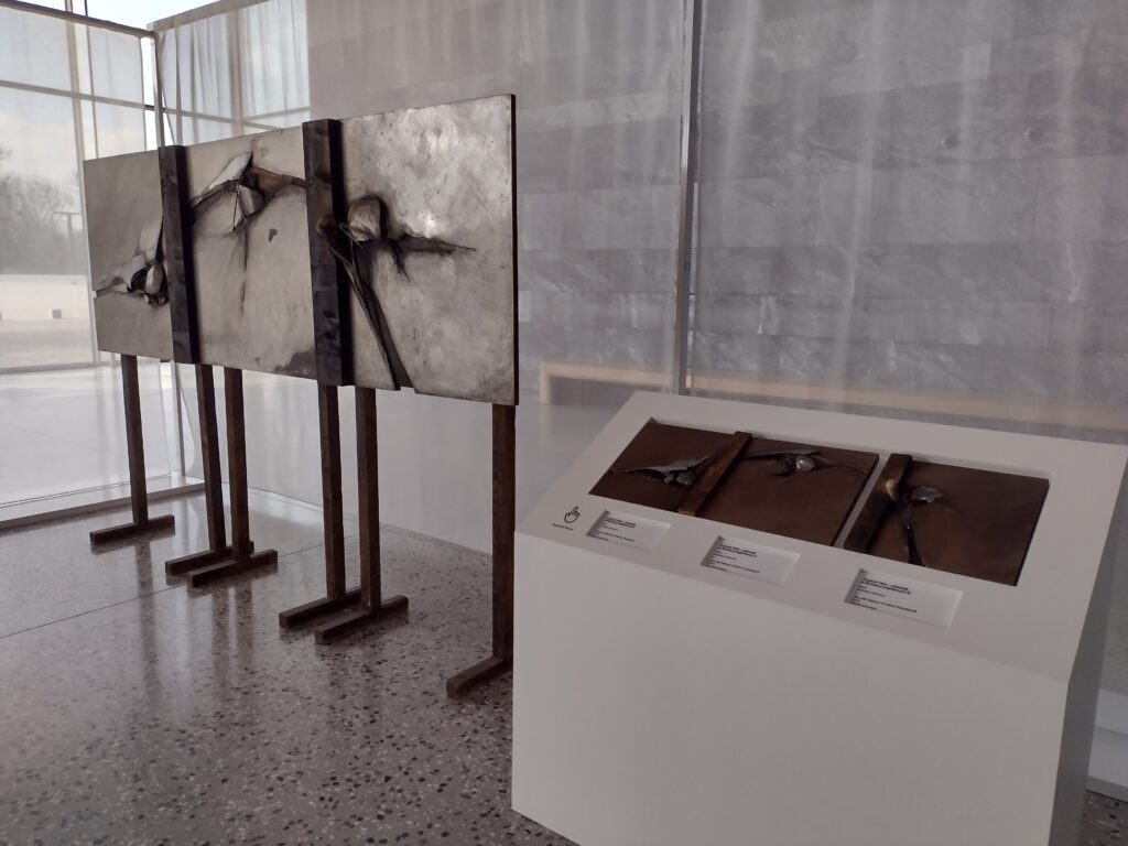 Eksponat z cyklu „Tryptyk Hiob – człowiek w okresie przejściowym” prezentowany jest wraz z dedykowanymi tyflografikami, które jako integralna część wystawy Gero Hellmutha umożliwiają osobom z niepełnosprawnością wzroku pełny, dotykowy odbiór sztuki.