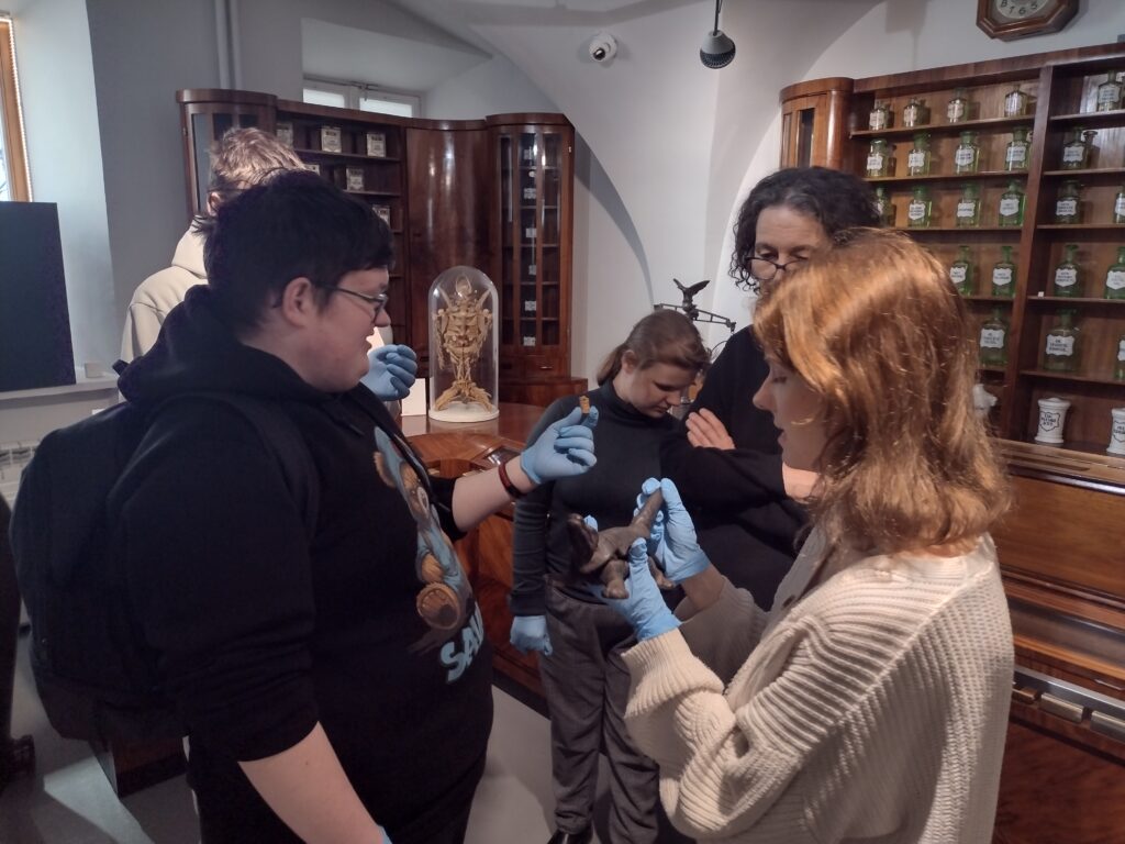 
Ciemna buteleczka z odręcznym napisem „Fiołek i Pomarańcza” to gotowy efekt warsztatów, podczas których uczniowie w otoczeniu zabytkowych regałów pełnych farmaceutycznych skarbów zgłębiali tajniki historii i tworzenia wód zapachowych.