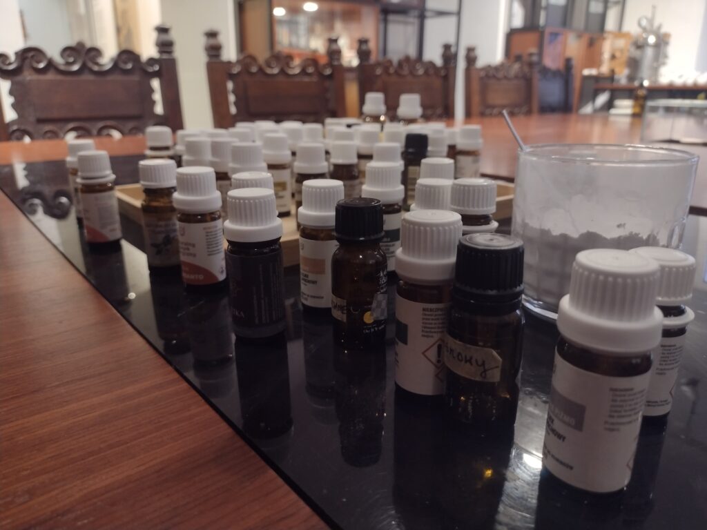 Rzędy buteleczek z różnorodnymi olejkami eterycznymi, ustawione na lśniącym stole obok słoiczka z bazowym proszkiem, tworzyły bogatą paletę aromatów, która mogła zawrócić w głowie niejednemu uczestnikowi warsztatów.