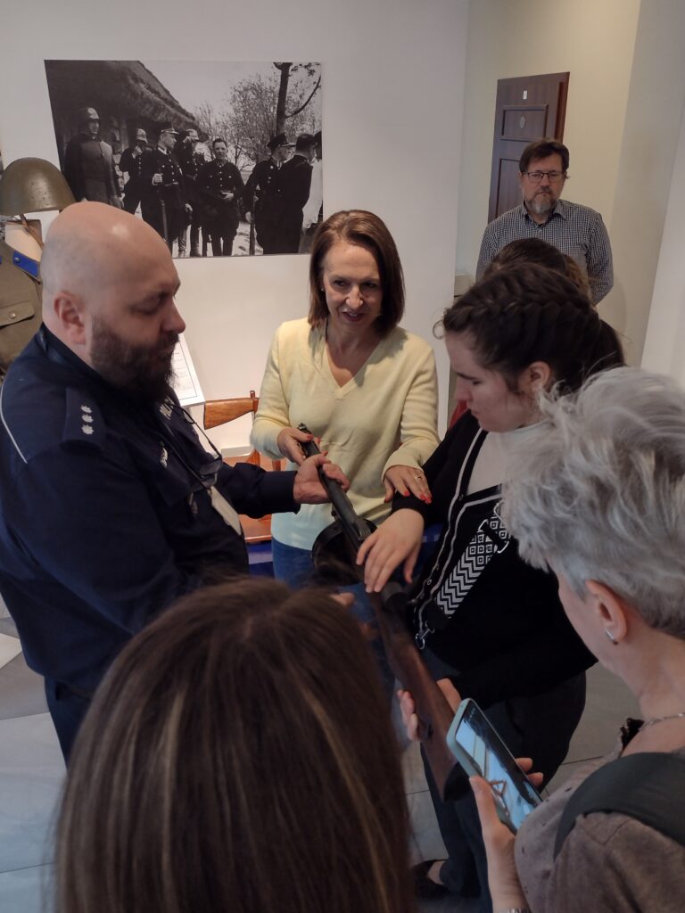 
W Wydziale Edukacji Historycznej GKGP uczestnicy wycieczki mają unikalną okazję, by pod okiem eksperta z bliska przyjrzeć się historycznej broni palnej i poznać szczegóły techniczne dawnego wyposażenia Policji Państwowej.