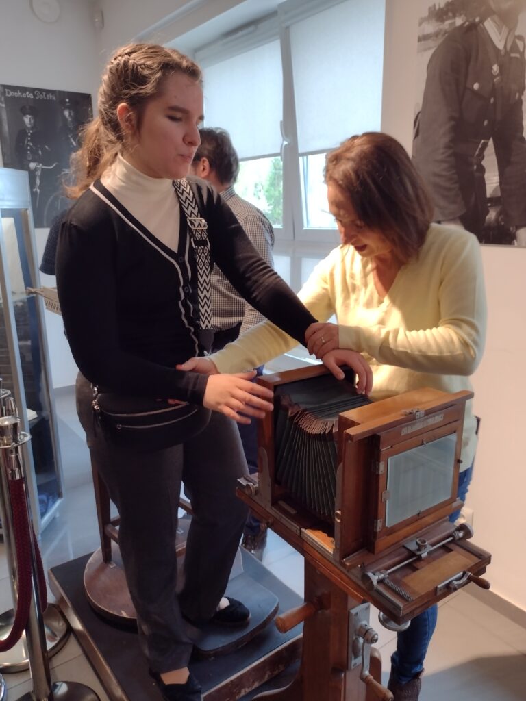 
Podczas wizyty w Wydziale Edukacji Historycznej GKGP uczestniczki mają rzadką okazję poznać tajniki dawnej techniki kryminalistycznej, oglądając z bliska zabytkowy, wielkoformatowy aparat fotograficzny używany niegdyś przez policję.