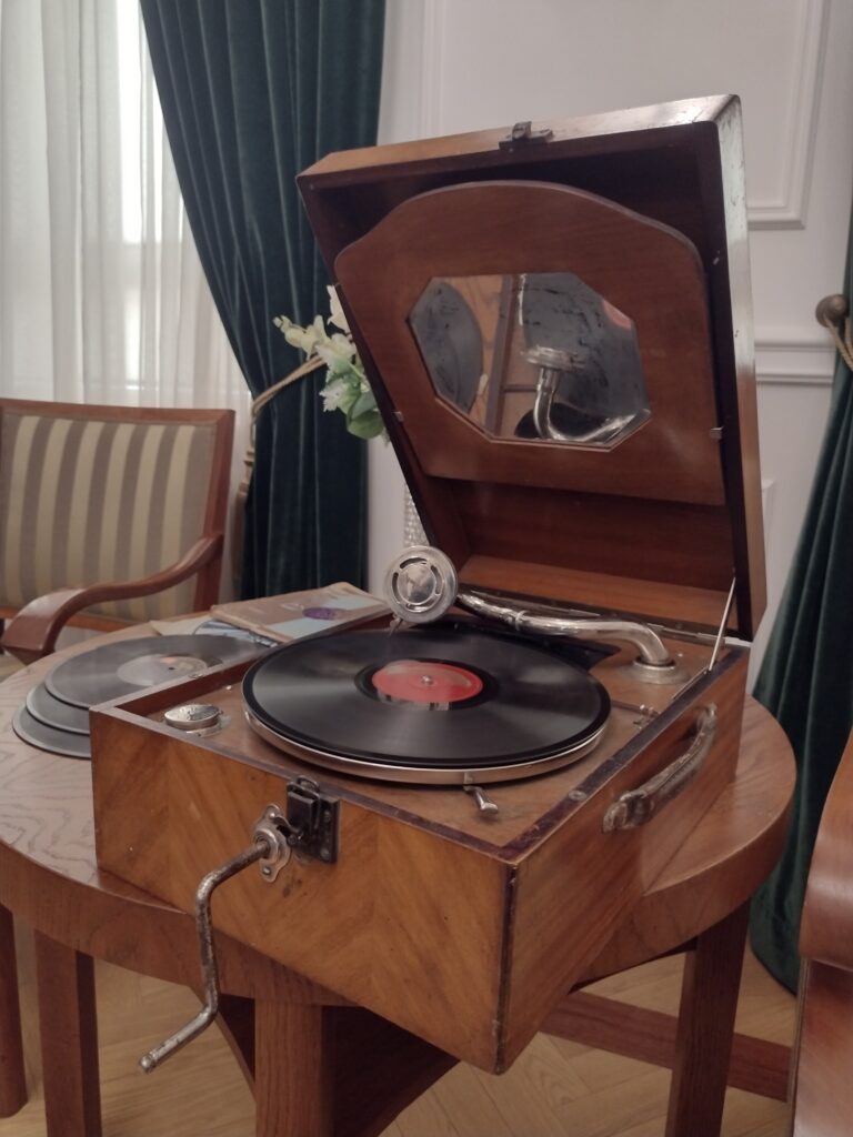 Uczestnicy wycieczki skupieni wokół makiet w Wydziale Edukacji Historycznej GKGP z uwagą wsłuchują się w ciekawe opowieści o historii i codziennej pracy Policji Państwowej.