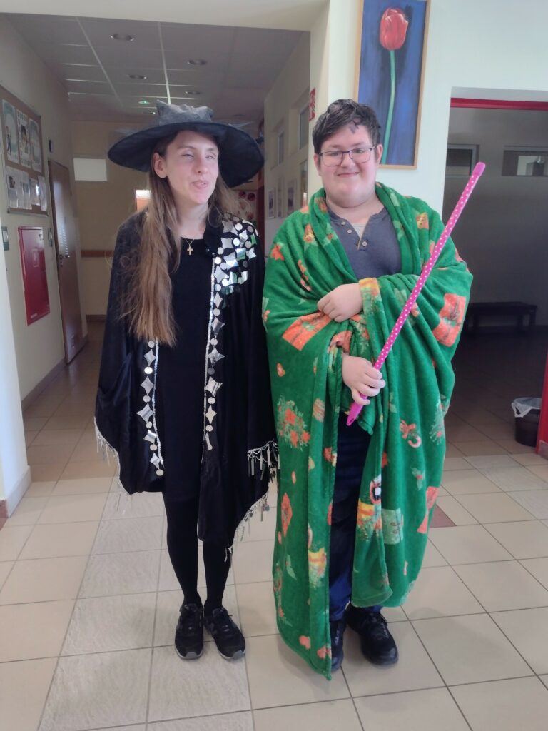     Zapytanie zostało przetworzone

Zdjęcie przedstawia dwoje uczniów w kreatywnych kostiumach czarodziejów, którzy w szkolnym korytarzu świętują Światowy Dzień Książki w ramach akcji „Literackie przebieranki”.