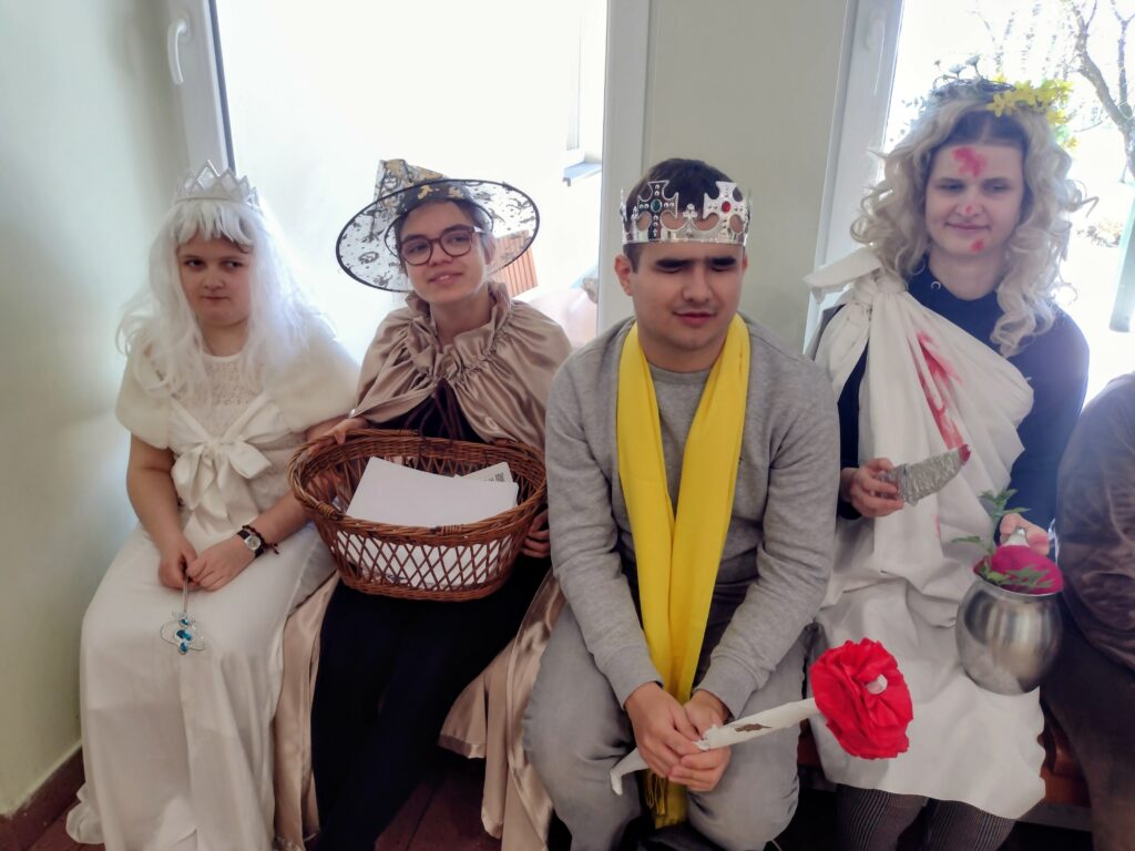     Zapytanie zostało przetworzone

Zdjęcie przedstawia grupę uczniów przebranych za postacie literackie, biorących udział w akcji „Literackie przebieranki” zorganizowanej z okazji Światowego Dnia Książki w szkole „Jabłonk