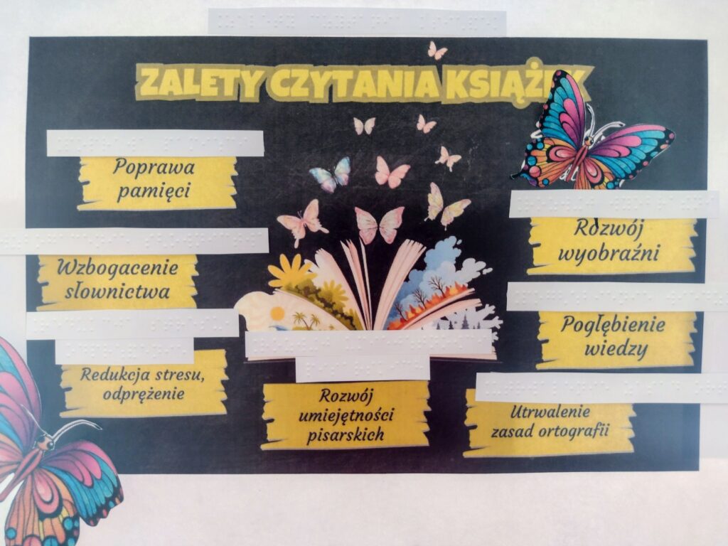 Zdjęcie przedstawia edukacyjny plakat przygotowany w ramach obchodów Światowego Dnia Książki w „Jabłonkach”, który za pomocą grafiki z motylami i napisów w alfabecie Braille’a promuje zalety czytania, takie jak rozwój wyobraźni czy wzbogacenie słownictwa