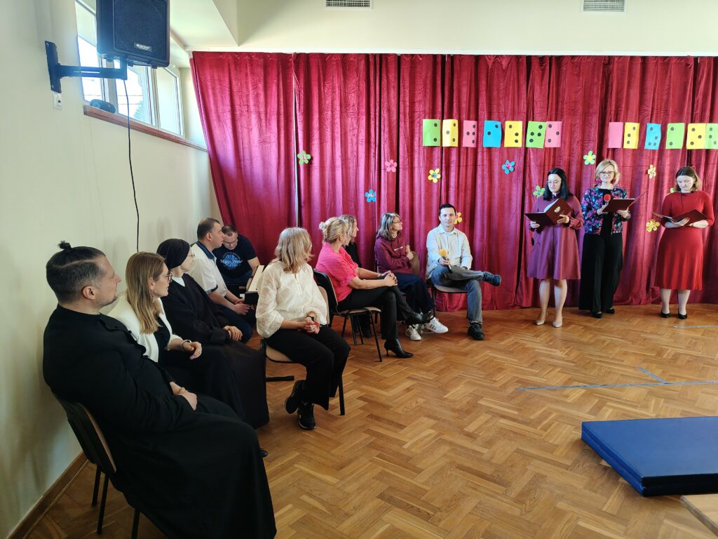 Konferansjerki czytają pytania dla grupy rodziców