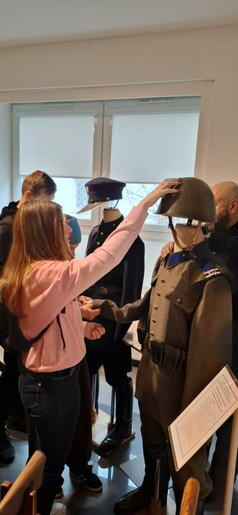 W Wydziale Edukacji Historycznej GKGP uczestnicy wycieczki mogli z bliska obejrzeć dawne umundurowanie oraz elementy wyposażenia, takie jak hełmy i mundury Policji Państwowej, poznając w ten sposób namacalną historię formacji.