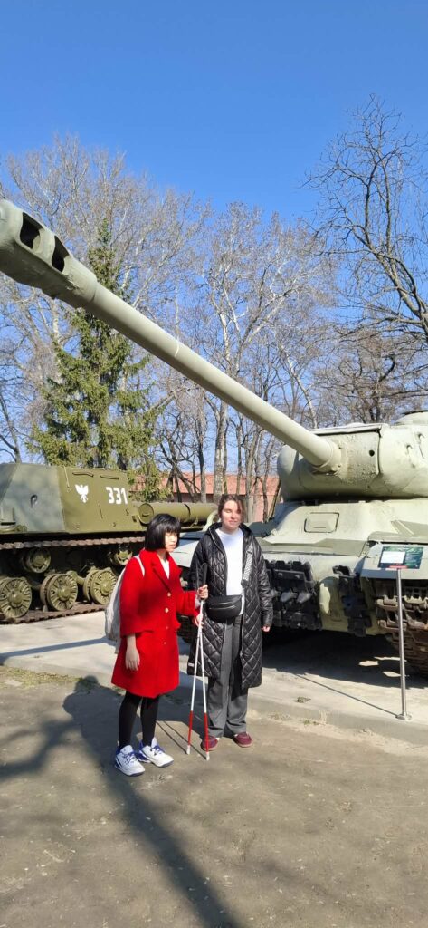 
Treść wiadomości Gemini
Uczennice zwiedzające teren Cytadeli Warszawskiej zatrzymały się przy plenerowej ekspozycji sprzętu wojskowego, gdzie mają okazję z bliska zapoznać się z historią militarną tego miejsca.