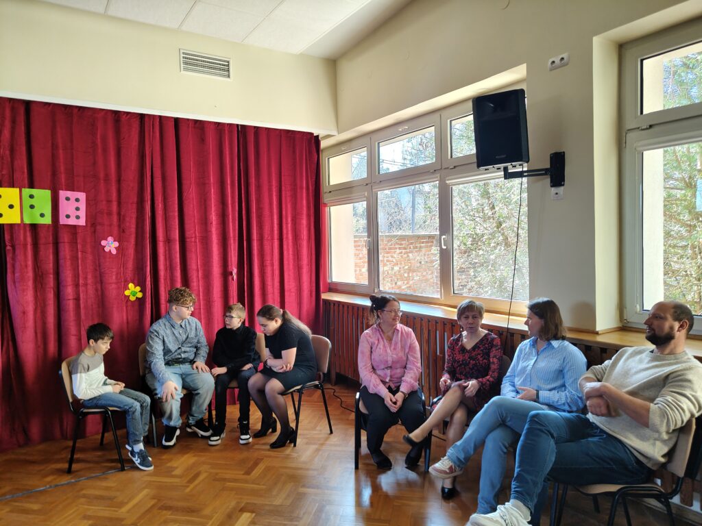 Na pierwszym planie drużyna nauczycieli, w tle drużyna uczniów