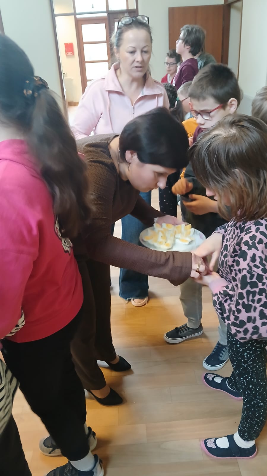 P. dyrektor częstująca jajkami