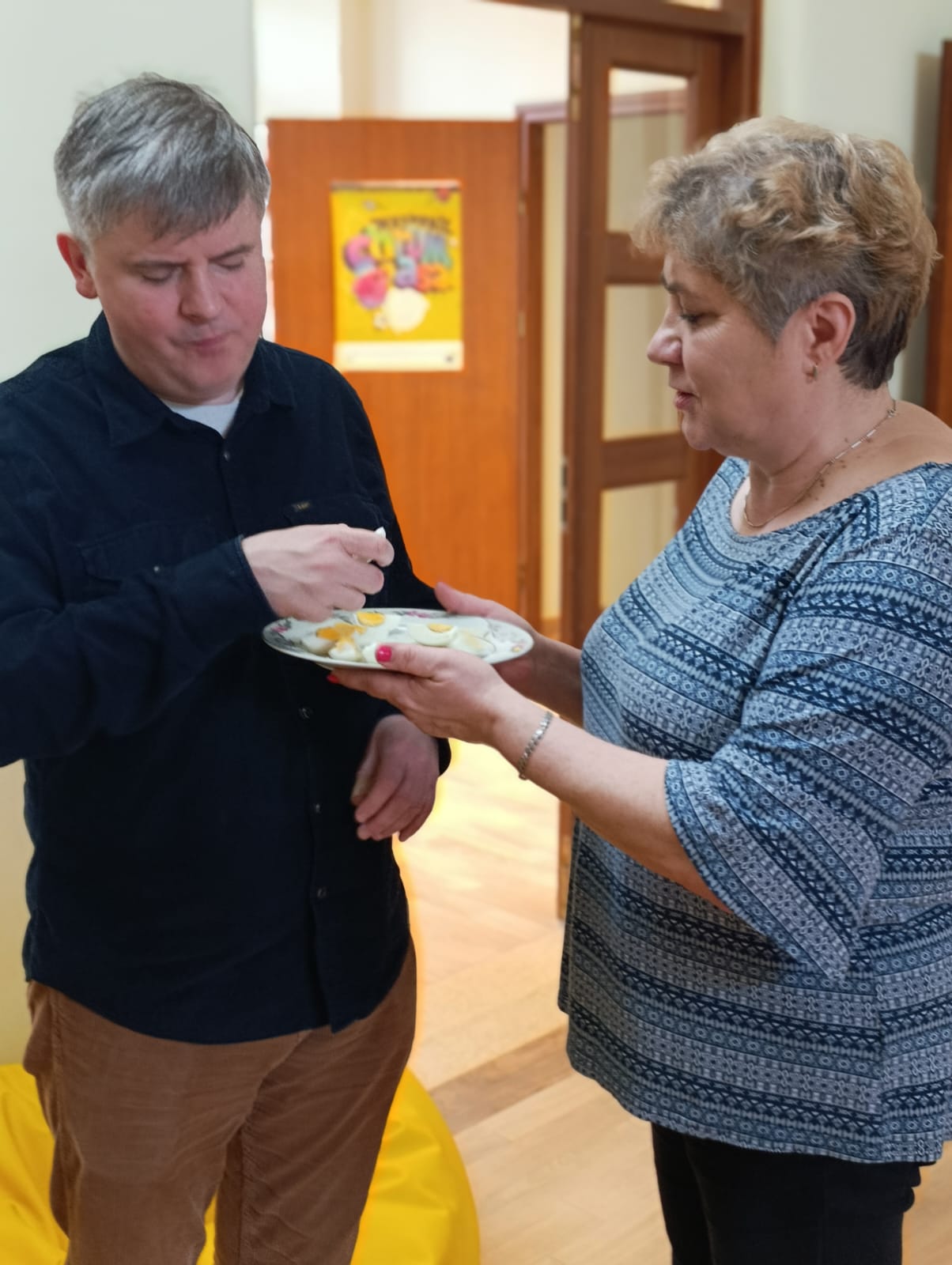 Pani Ewa częstuje jajkiem pana Tomka