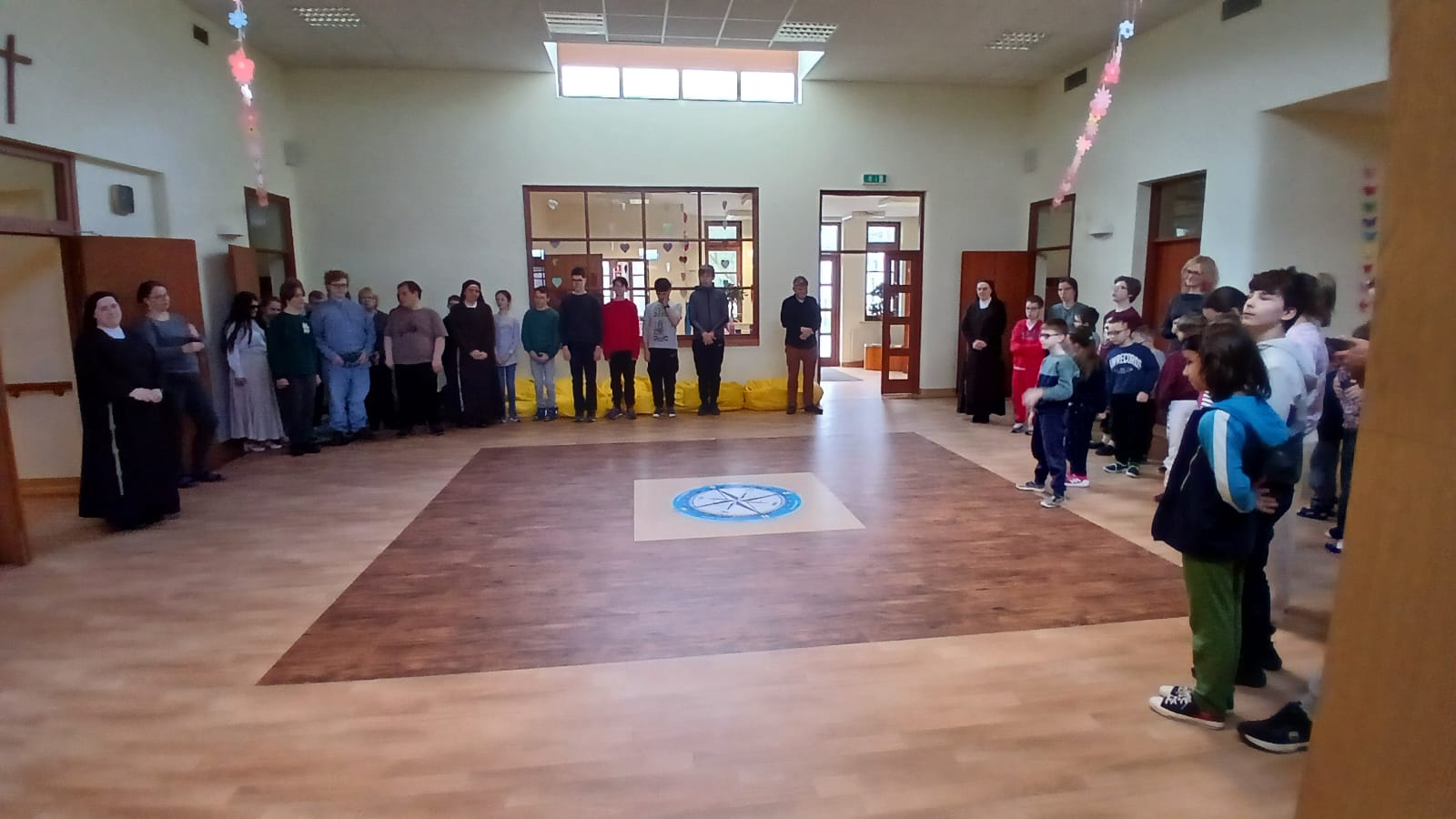 Społeczność szkolna zebrana w hallu