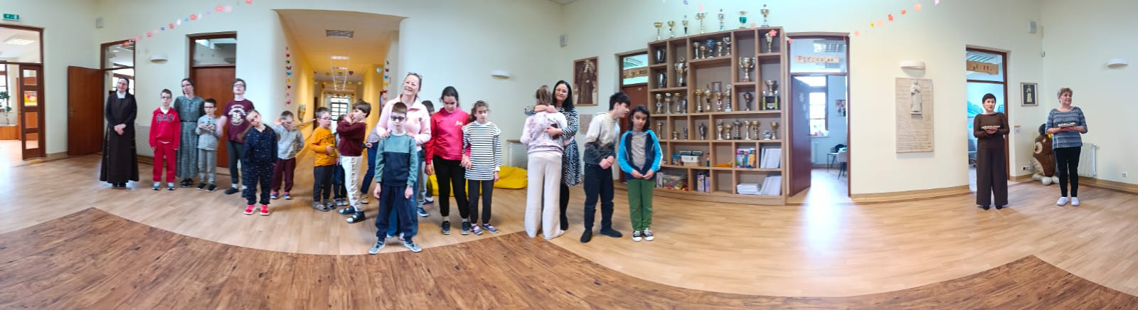 Uczniowie i nauczyciele w hallu