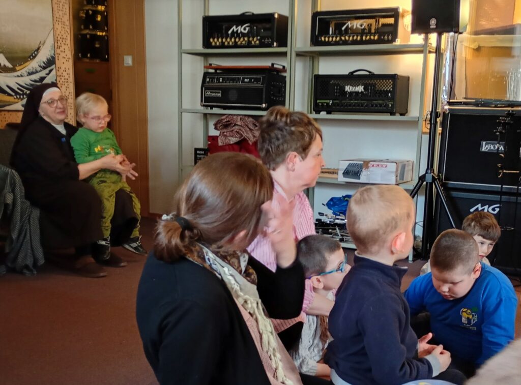 Dzieci z opiekunkami w studiu nagrań