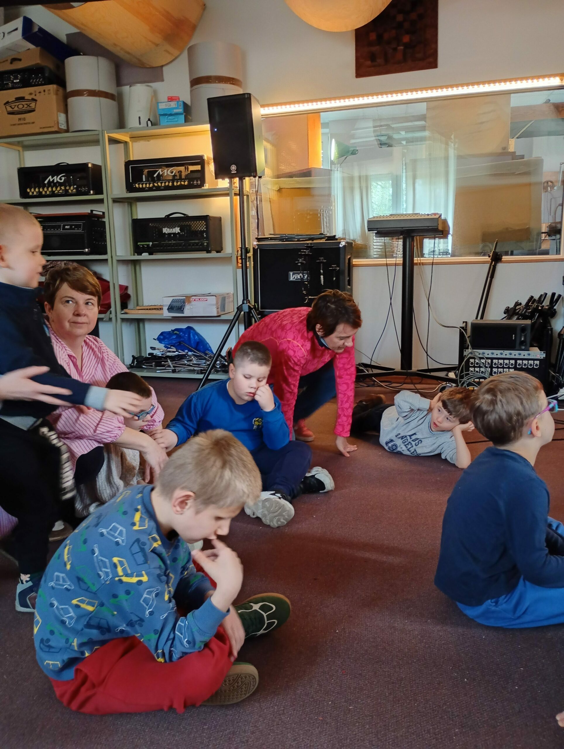 Dzieci z opiekunkami w studiu nagrań