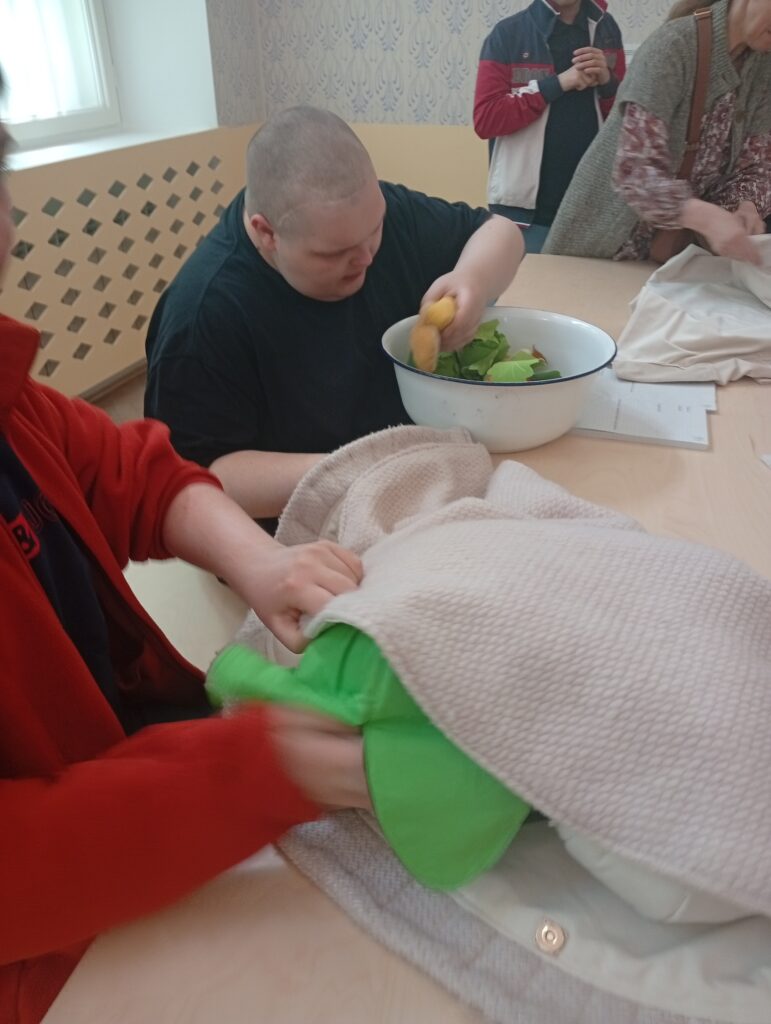 uczniowie nadziewają farszem pieroga
