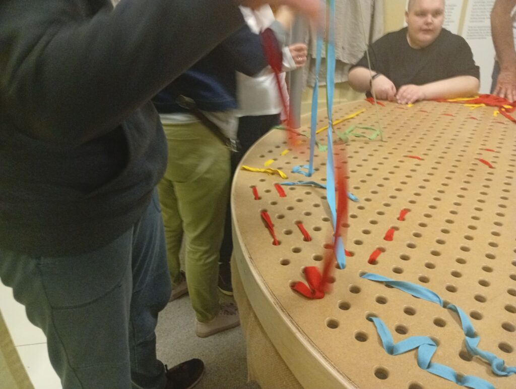 uczniowie tworzą hafty