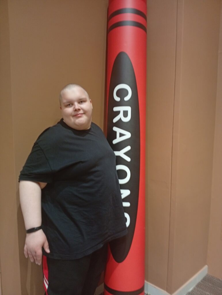 rafał z ogromną kredką