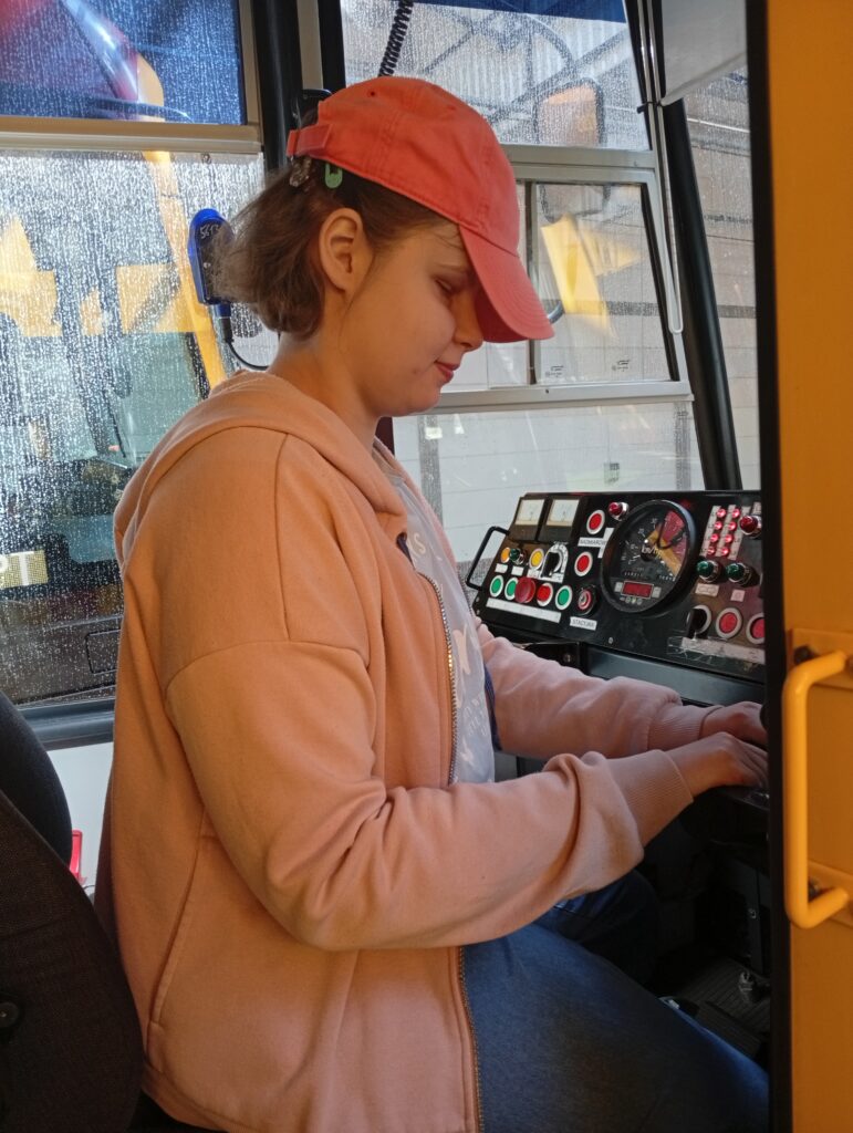 Konstancja za pulpitem tramwaju