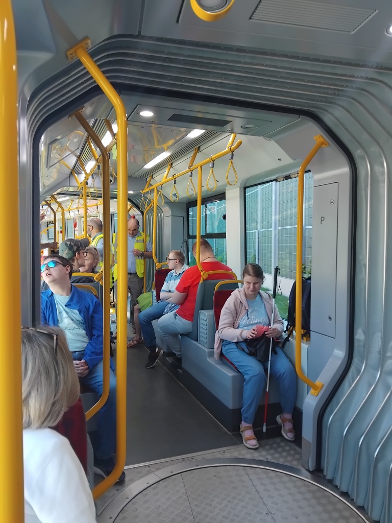 Uczniowie siedzą w tramwaju, 