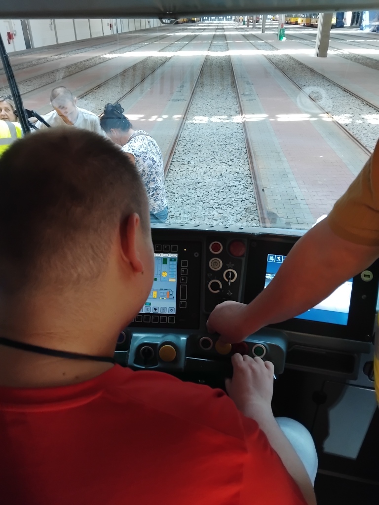 Piotek za pulpitem tramwaju