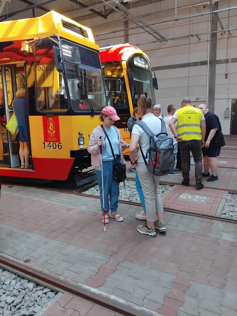 Uczniowie przed tramwajem