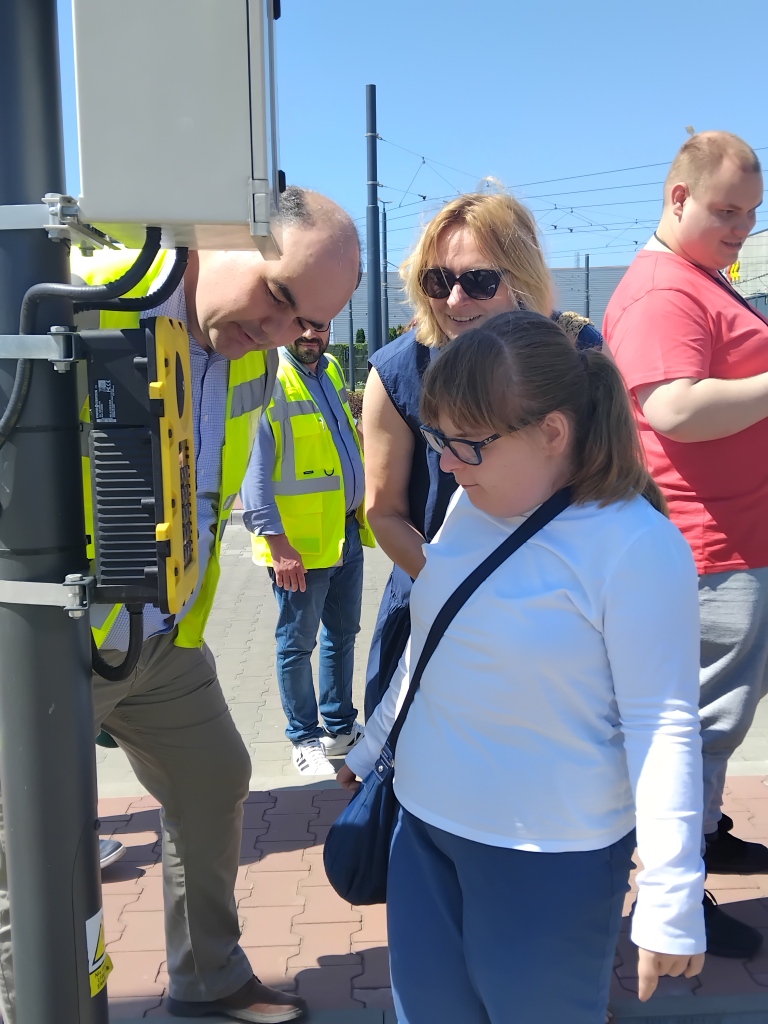 Ola rozmawia przez telefon z dyspozytorem