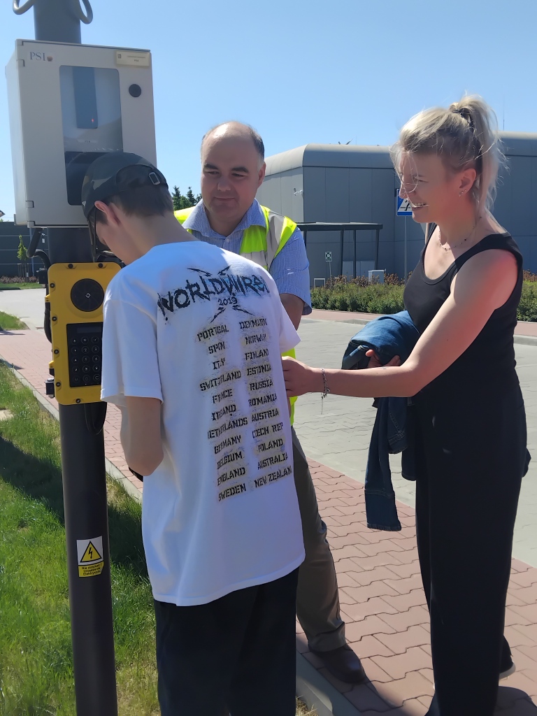 Radek rozmawia przez telefon z dyspozytorem